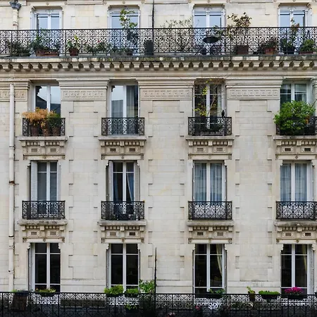 Daire Center St Claude Paris